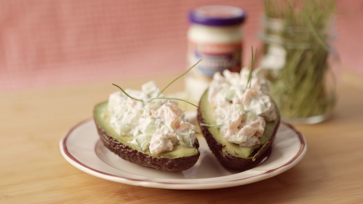 Avocado mit Meerrettich-Lachs-Gurken-Creme