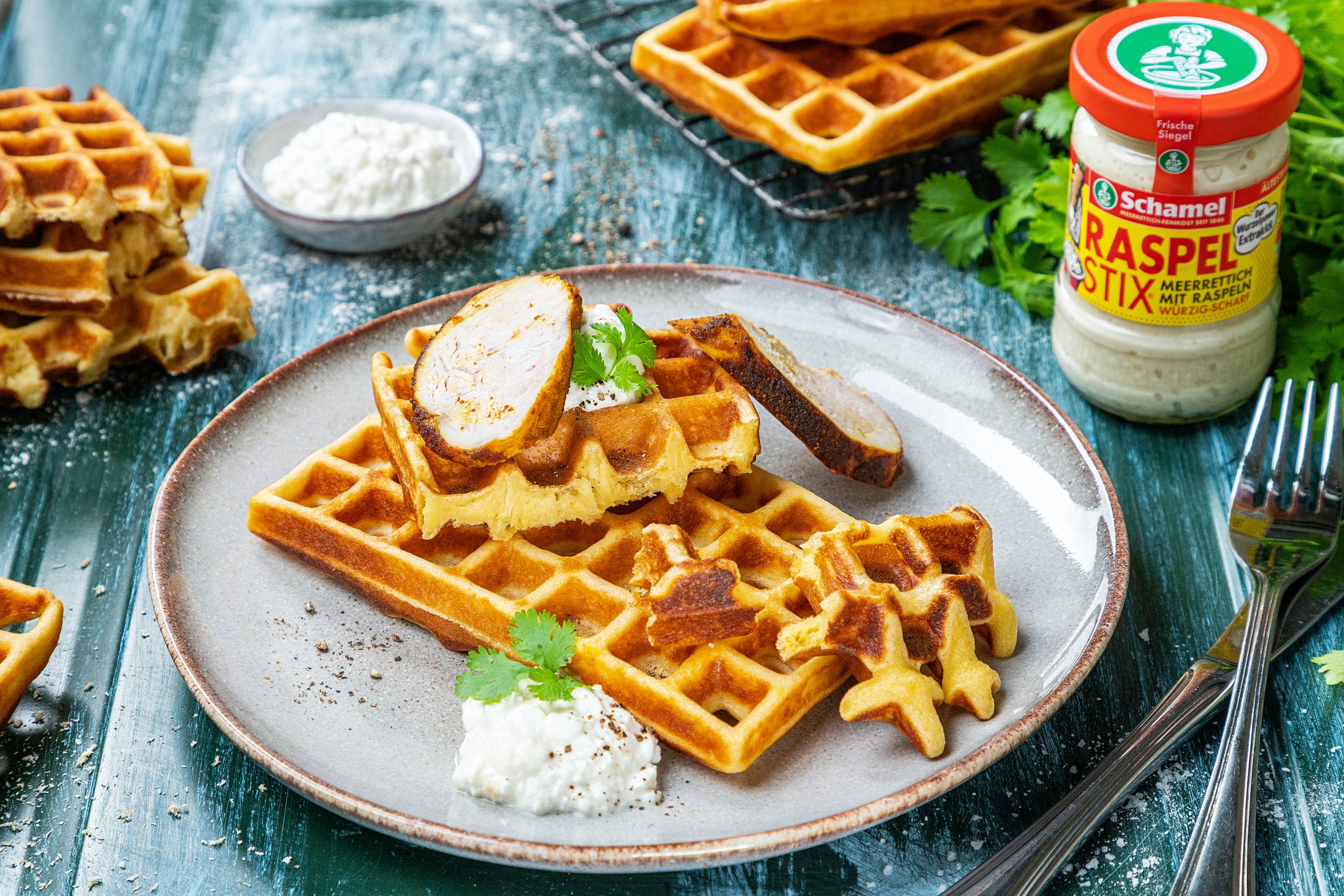 Protein-Waffeln mit Hüttenkäse, Hähnchen und Meerrettich