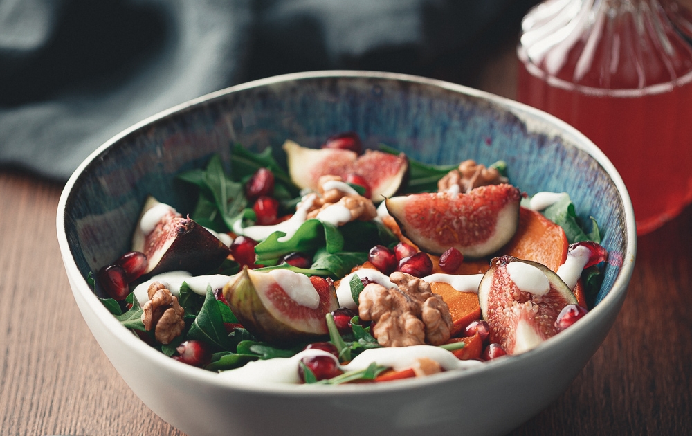 Bunter Salat an Meerrettichdressing