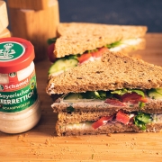 Vollkorn-Sandwich mit Meerrettich-Aufstrich