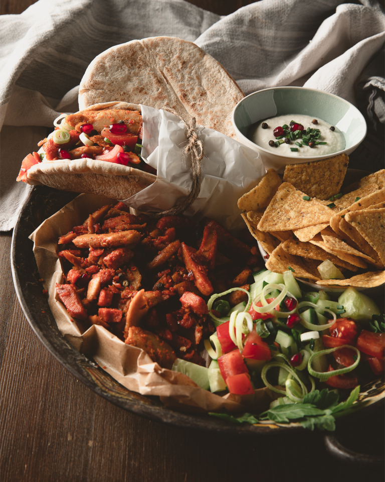Pita Teigtaschen mit Gyros, Gemüse und Meerrettich Dip