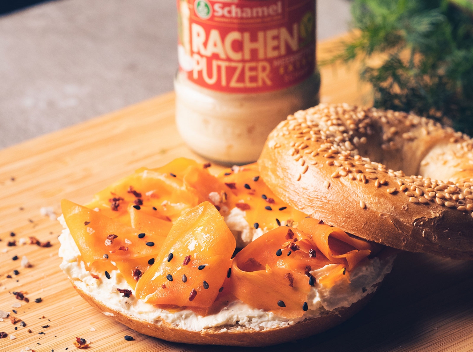 Veganes Räucherlachs Bagel mit Rachenputzer Meerrettich-Dip